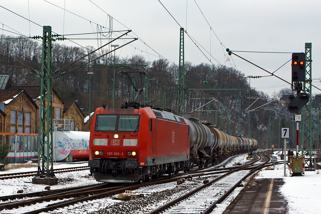 Die 185 059-3 der DB Schenker Rail zieht am 19.01.2013 einen Kesselwagenzug durch den Bahnhof Betzdorf Sieg in Richtung Siegen.
