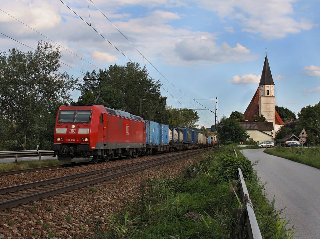 Die 185 059 am 05.09.2010 mit einem Containerzug unterwegs bei Hausbach. 