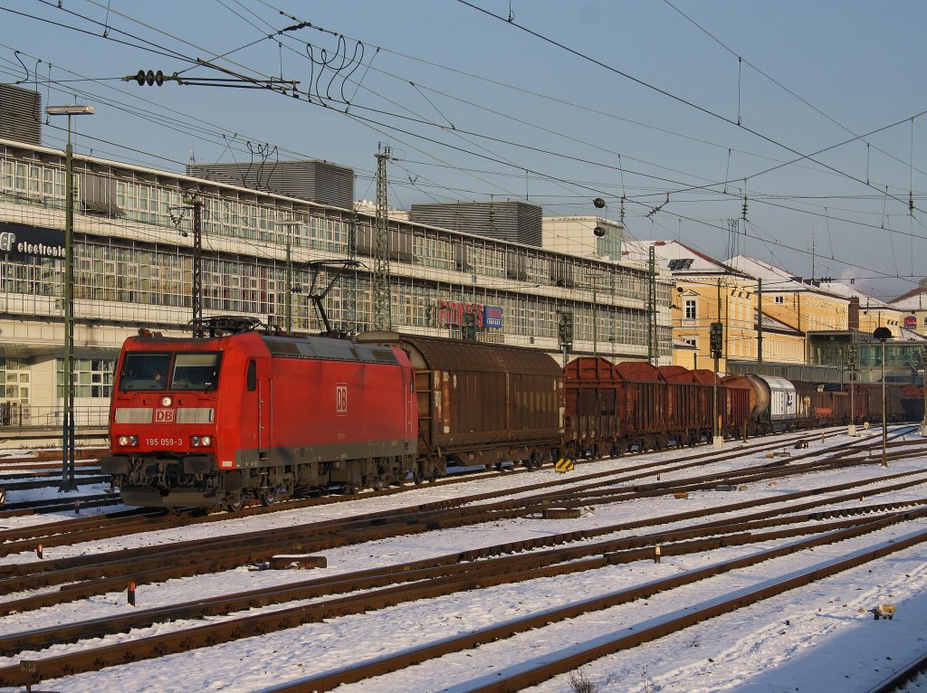 Die 185 059 am 09.01.2009 mit einem Gterzug bei der Durchfahrt in Regensburg.  
