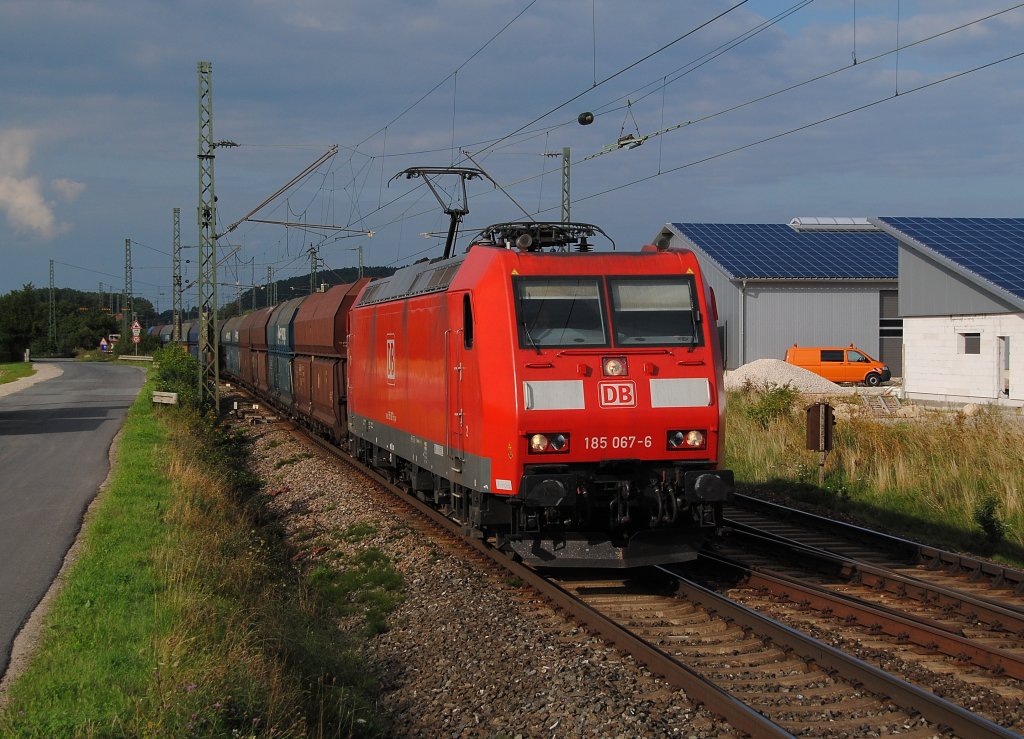 Die 185 067 hat am 09.08.2010 mit ihrem Gz den Bahnhof Zapfendorf hinter sich gelassen.