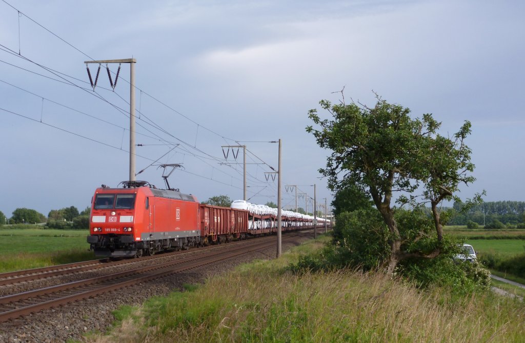 Die 185 068-4 fuhr am 28.06.2012 mit einem Gterzug von Osnabrck nach Emden, hier bei Veenhusen.