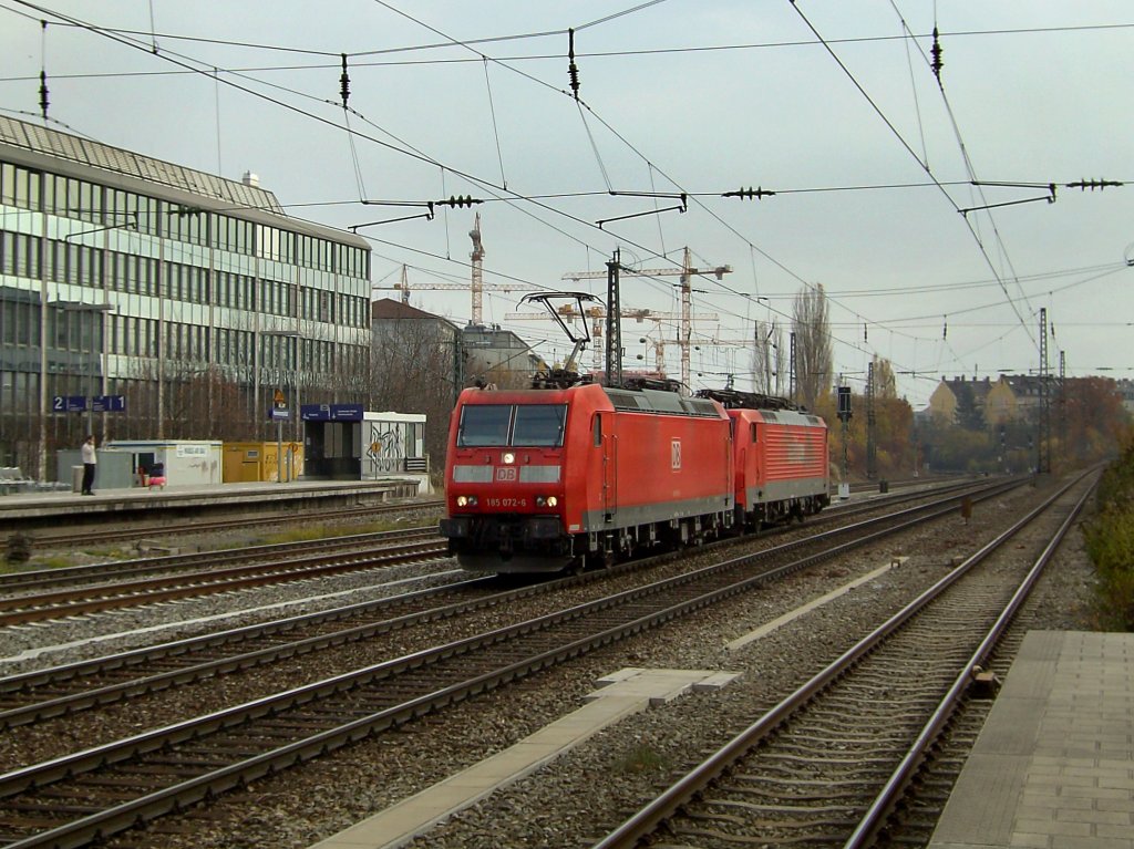 Die 185 072 mit der 189 025 am 08.11.2008 bei der Durchfahrt am Heimeranplatz (Mnchen).