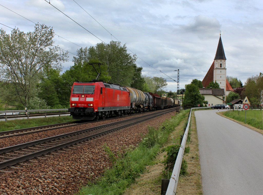 Die 185 073 mit einem Gterzug am 06.05.2012 unterwegs bei Hausbach.