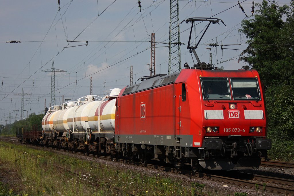 Die 185 073 zieht am 15.8.11 einen Gefahrgutzug durch Ratingen-Lintorf.
Gru an den Tf!