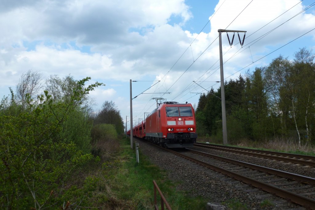 Die 185 081-7 war am 27.04.2012 mit einem Autozug nach Osnabr�ck unterwegs, hier bei Veenhusen.