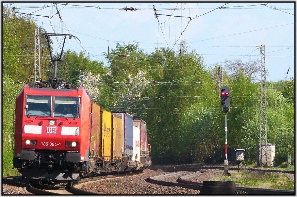Die 185 084-1 mit Gterfracht am Haken unterwegs auf der KBS 480 bei Eschweiler im Mai 2013.