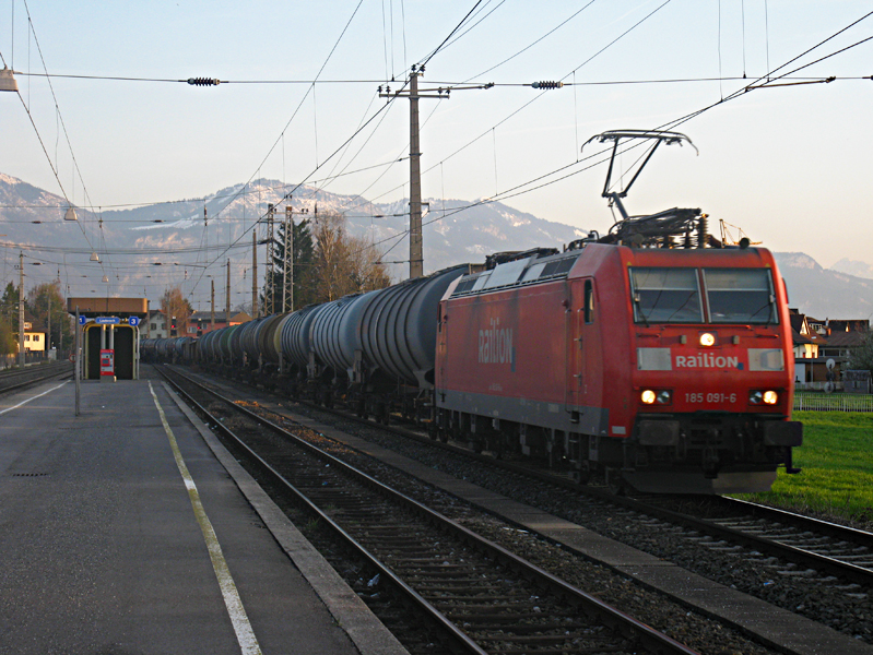 Die 185 091 mit einem fast Ganzgterzug durch Lauterach in Richtung St. Margrethen ( 8.1.2010 ).

Lg