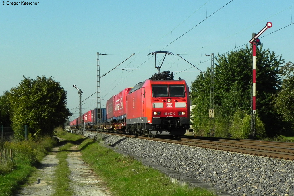 Die 185 097-3 mit dem Winner-Ganzzug Richtung Norden am 16.09.2011 an der BK Basheide zwischen Forchheim und Durmersheim. Im Gegensatz zu meinem letzten Besuch hat sich hier was verndert. Der Grnstreifen wurde entlang der Strecke wurde gerodet.