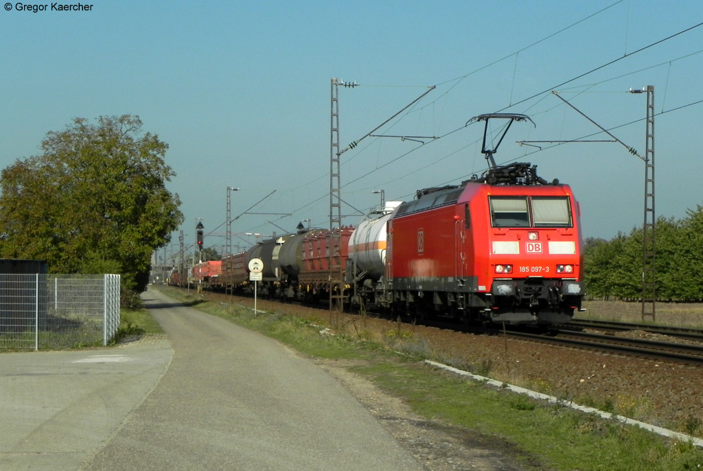 Die 185 097-3 mit einem gemischten Gterzug am 22.10.2011 bei Wiesental.