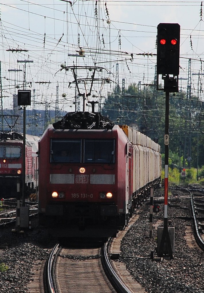 Die 185 131 und die 207 schleppen am 19.08.2010 ihren G�terzug in Richtung Frankenwald. Hier kurz vor Lichtenfels.