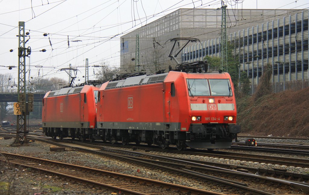 Die 185 134-4 und 185 074-2 von der DB  rangiern in Aachen-West bei Wolken am 26.2.2012.