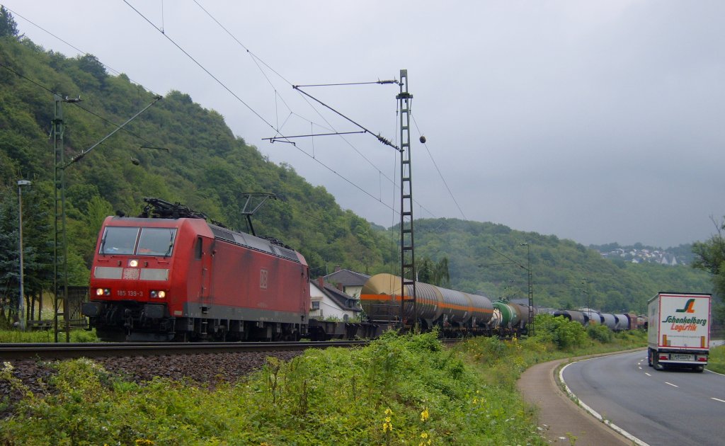 Die 185 139-3 fuhr am 05.08.2010 durch Erpel. Leider fuhr ein LKW den rest des Zuges zu (unten rechts).