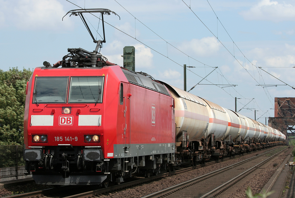 Die 185 141-9 zieht Kesselwagen ber die Rheinbrcke in Rheinhausen am 06.07.2011