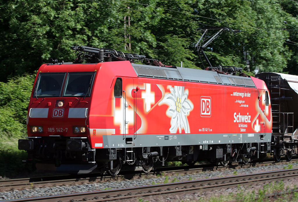Die 185 142-7 mit Schweiz Beklebung zieht einen Gz durch Ratingen Lintorf am 25.05.2011