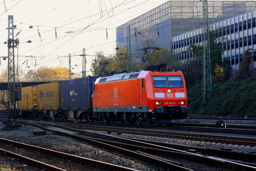 Die 185 149-2 DB kommt mit einem KLV-Zug aus Richtung Kln und fhrt in Aachen-West ein.
20.11.2011