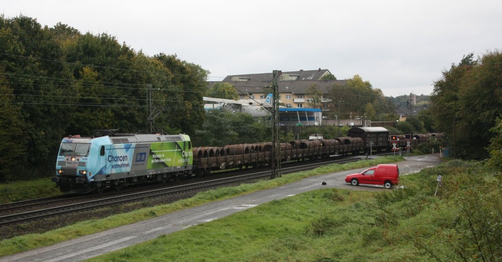Die 185 152-6 fuhr am 16.10.2010 durch Leverkusen Alkenrath.