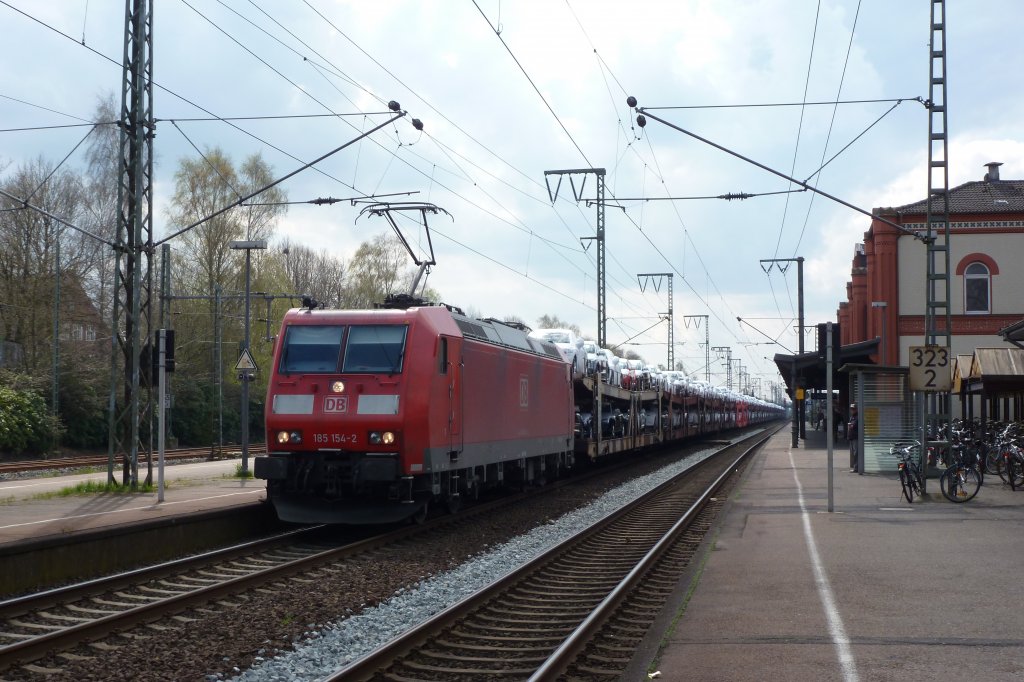 Die 185 154-2 fuhr am 20.04.2012 mit einem Gterzug nach Emden durch Leer.