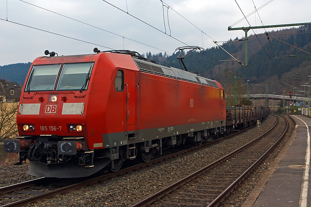 Die 185 156-7  (eine Bombardier TRAXX F140 AC 1) der DB Schenker Rail zieht am 28.03.2013 einen gemischten Gterzug durch den Bahnhof Betzdorf Sieg in Richtung Kln.
Hier, wie so oft auf der Strecke, wird gerade die Sieg berquert.