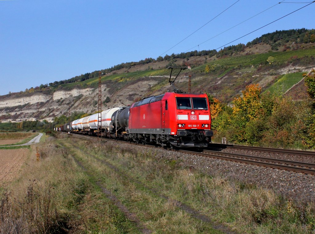 Die 185 156 mit einem Gterzug am 11.10.2012 unterwegs bei Thngersheim.
