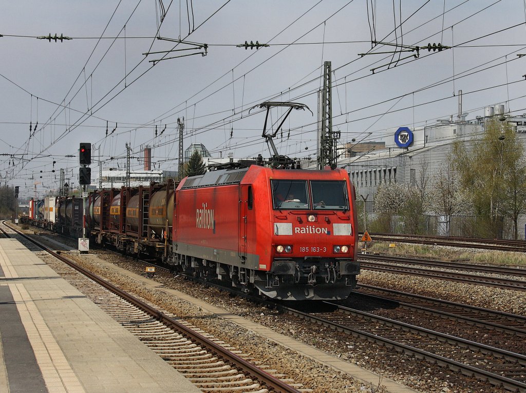 Die 185 163 am 18.04.2010 mit einem KLV-Zug bei der Durchfahrt am Heimeranplatz (M�nchen). 