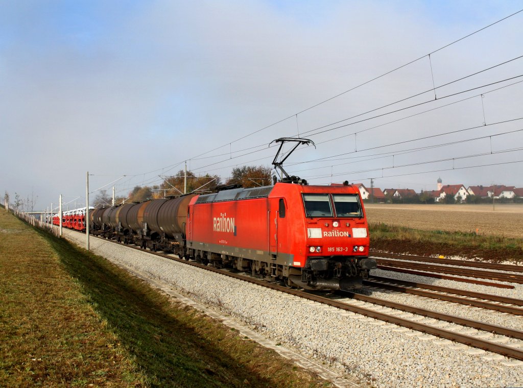 Die 185 163 mit einem Gterzug am 29.10.2011 unterwegs bei Hattenhofen.