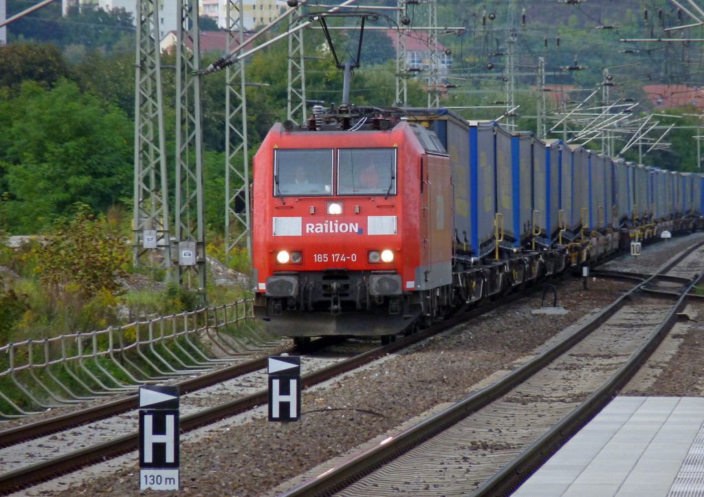 Die 185 174 rollt am frhen Abend des 12.09.2010 durch den inzwischen fast zur Bedeutungslosigkeit heruntergekommenen Jenaer Saalbahnhof mit ihrem einheitlich blauen Gterzug in Richtung Sden. 