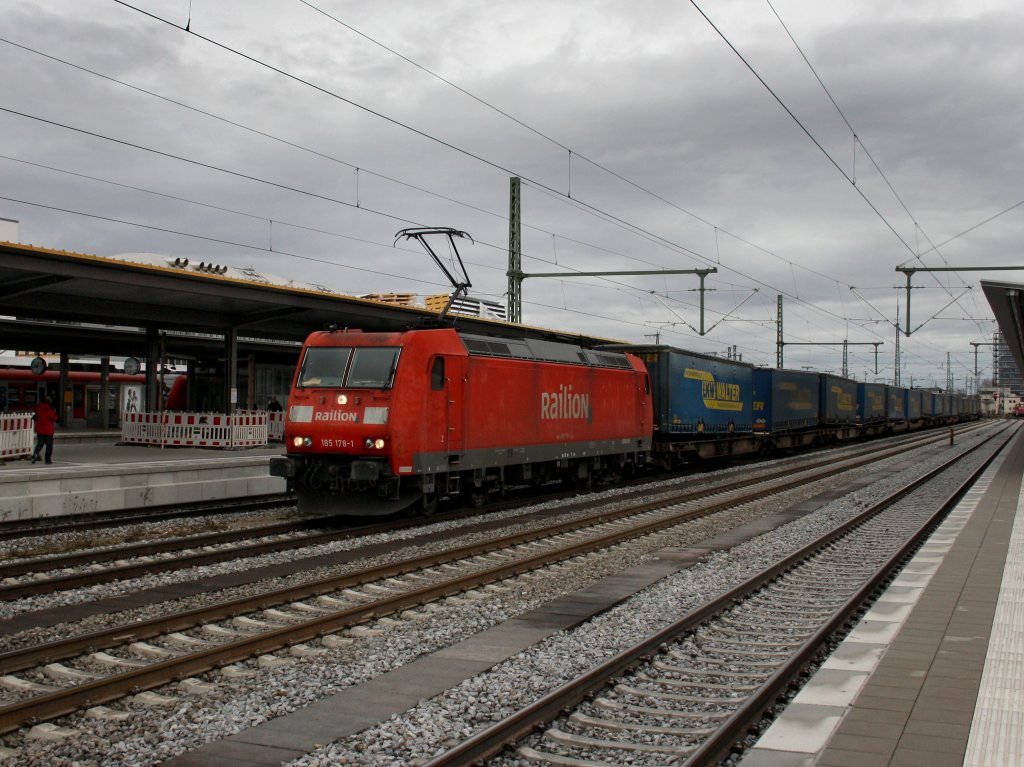 Die 185 178 am 04.12.2011 mit einem KLV-Zug bei der Einfahrt in Mnchen Ost.