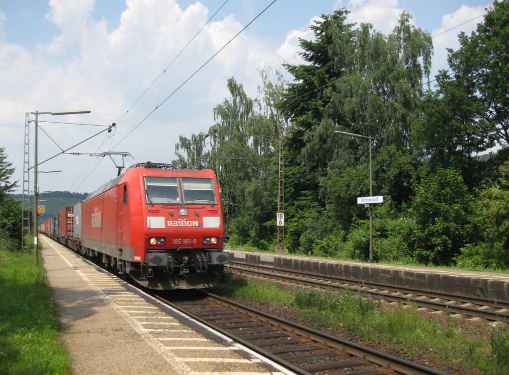 Die 185 181-5 der Railion passierte am 25.6.10 mit einem Containerzug den Bahnhof Himmelstadt in Richtung Wrzburg.