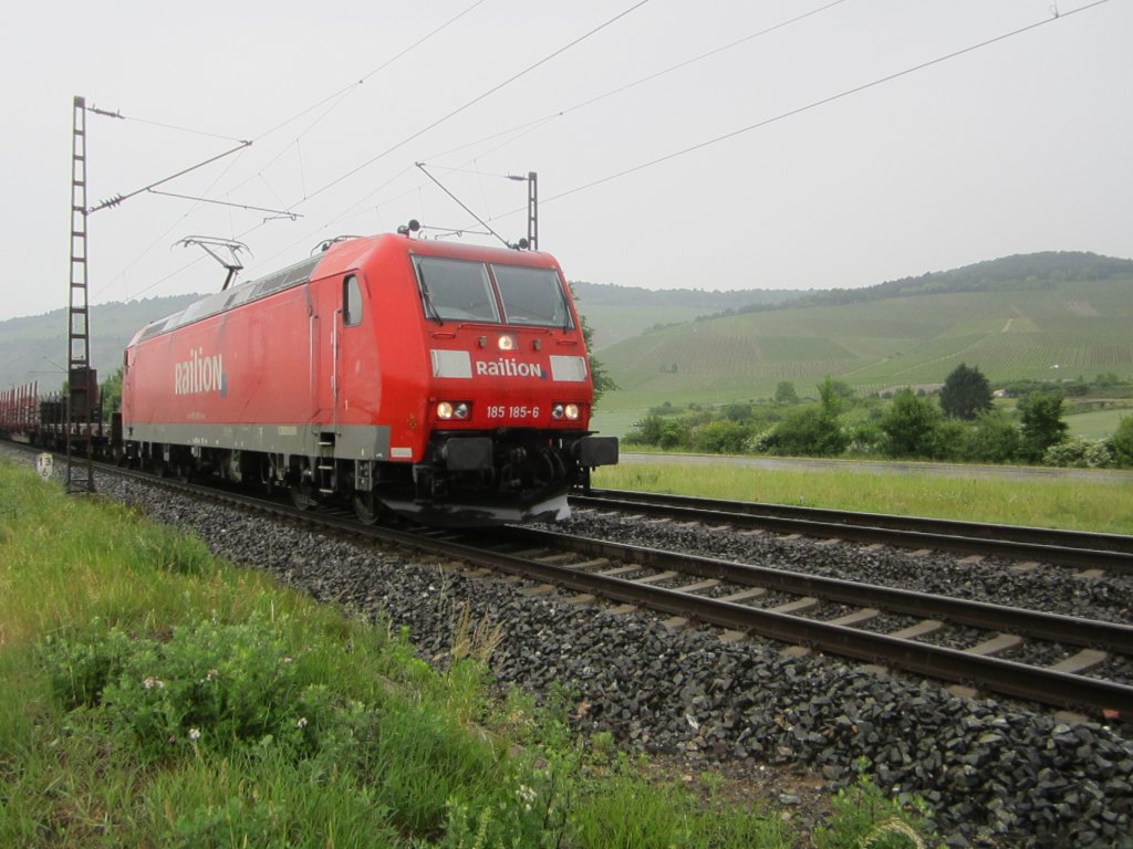 Die 185 185 war am 06.06.12 mit einem Gterzug in Richtung Wrzburg unterwegs.
Fotografiert wurde sie kurz vor Thngersheim 