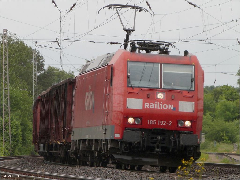 Die 185 192-2 in Aktion auf der KBS 480 bei Eschweiler,am Haken schwere Gterfracht.
Aufnahme vom 4.Juni 2012.