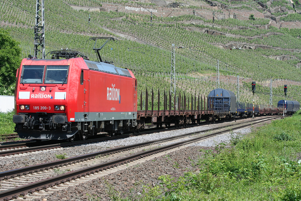 Die 185 200-3 zieht einen Gz durch Winningen am 05.06.2010