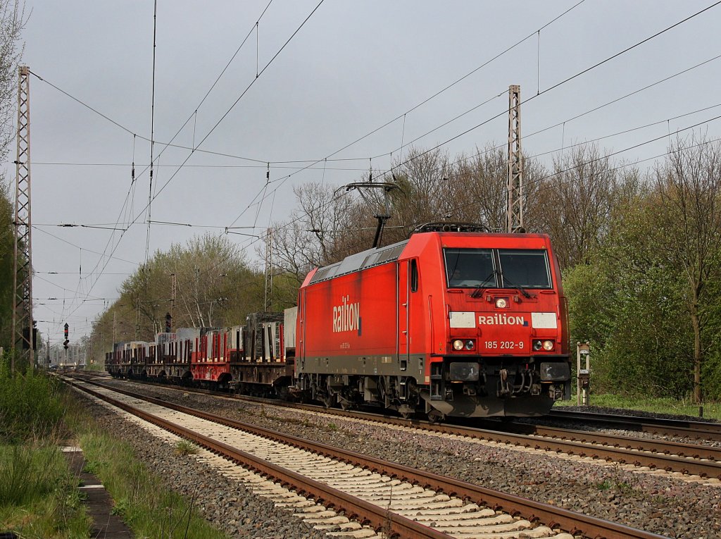 Die 185 202 am 28.04.2010 mit einem Granit Zug unterwegs bei D�rverden. 