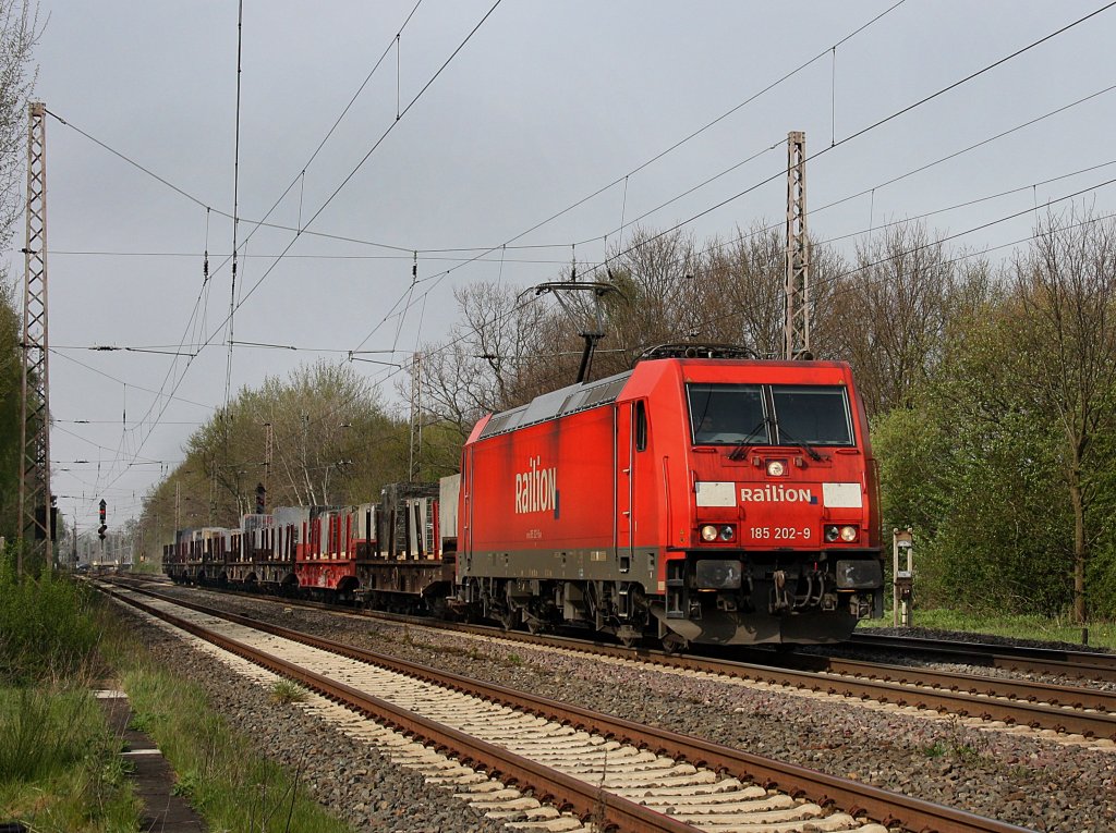 Die 185 202 am 28.04.2010 mit einem Granit Zug unterwegs bei Drverden. 