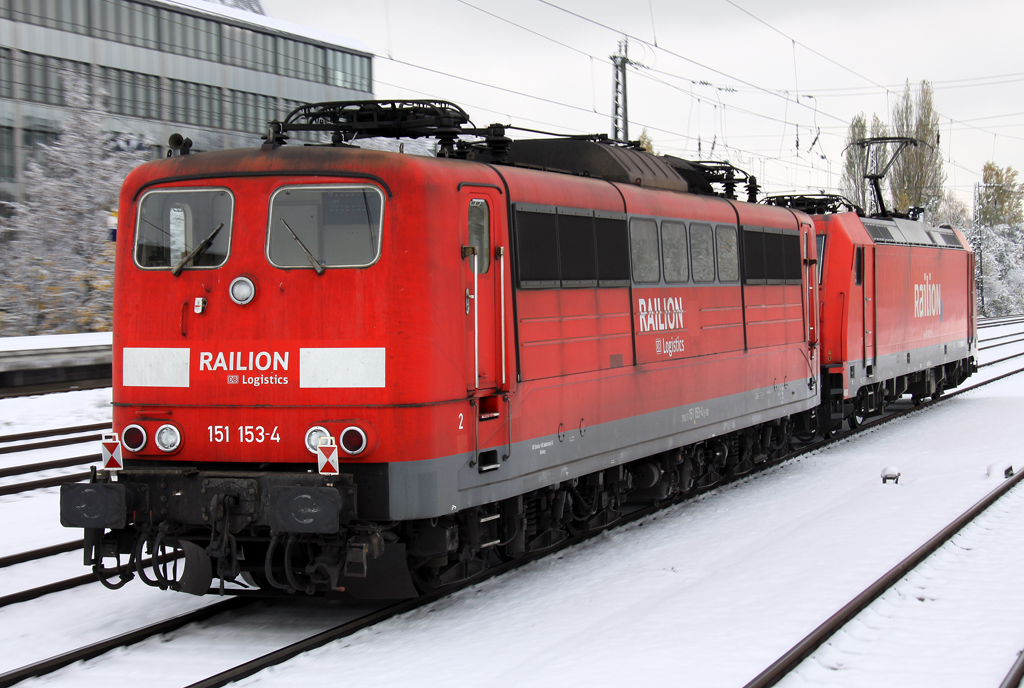 Die 185 203-7 und 151 153-4 fahren als Lokzug durch Mnchen Heimeranplatz am 28.10.2012