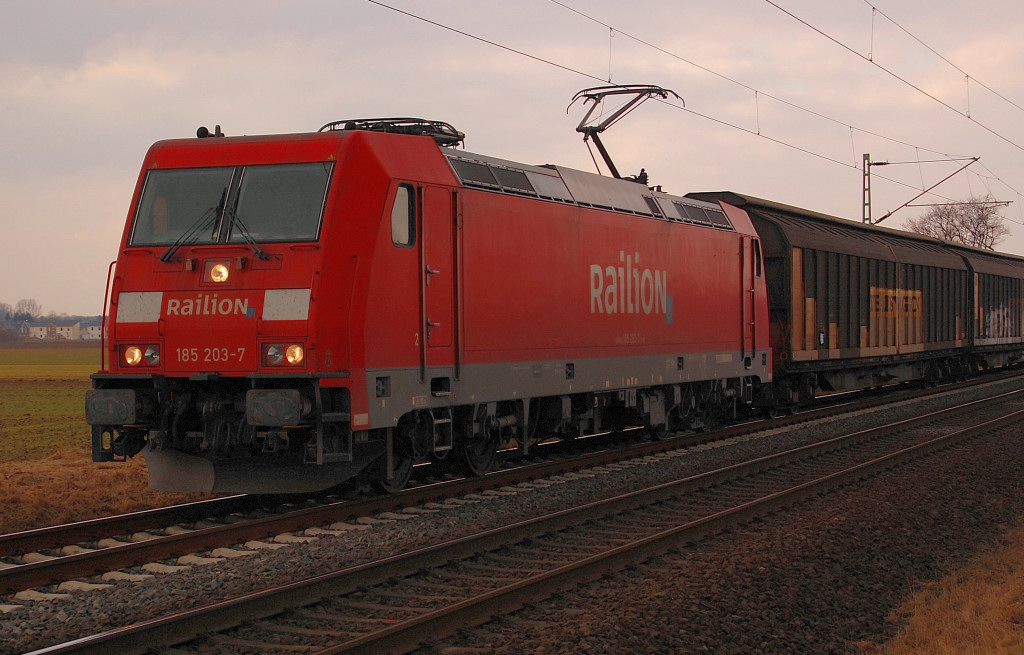 Die 185 203-7 mit einem Gterzug bei Allerheiigen. 25.2.2012