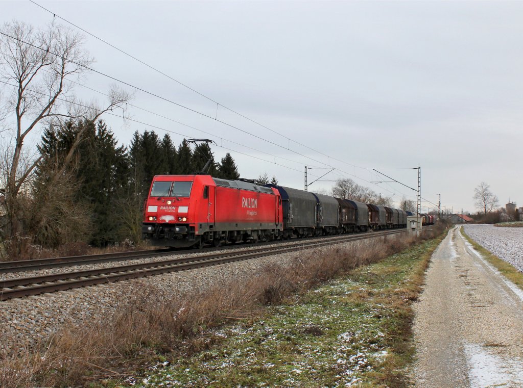 Die 185 205 mit einem Sthalzug am 12.01.2013 unterwegs bei Langenisarhofen.