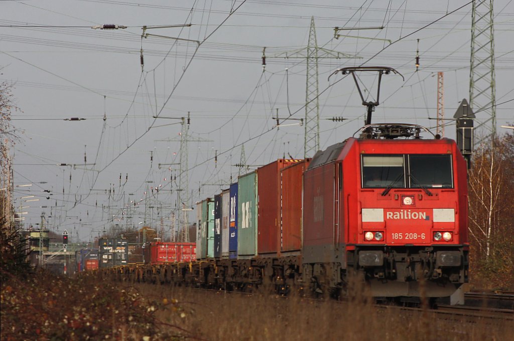 Die 185 208 zieht am 26.11.11 einen Containerzug durch Ratingen-Lintorf.Bidl aus der Tieflafe entstanden deshalb die Bschel ;-)