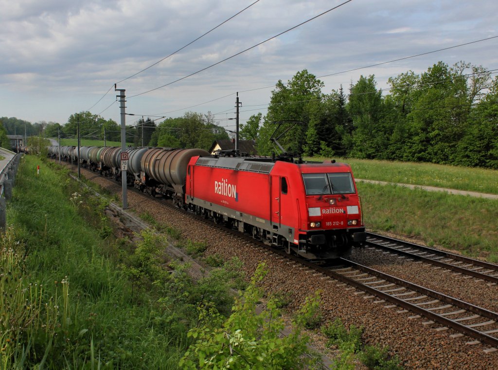 Die 185 212 mit einem Kesselwagenzug am 05.05.2012 unterwegs bei Wernstein.