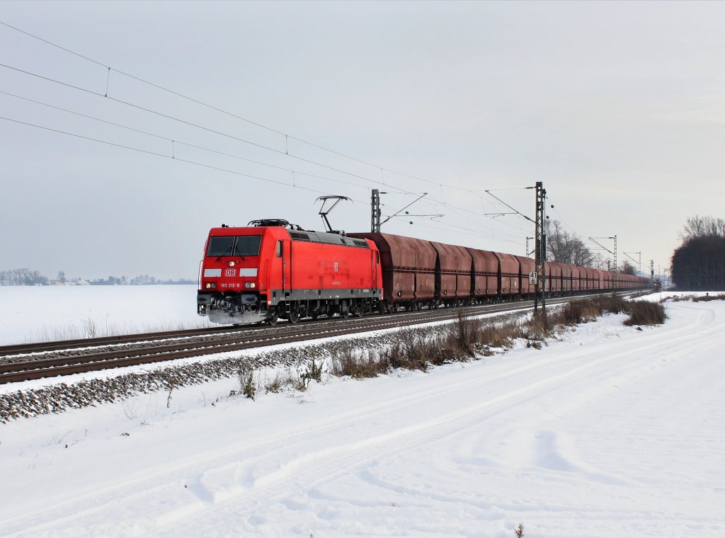 Die 185 212 mit einem Erzzug am 12.12.2012 unterwegs bei Langenisarhofen.