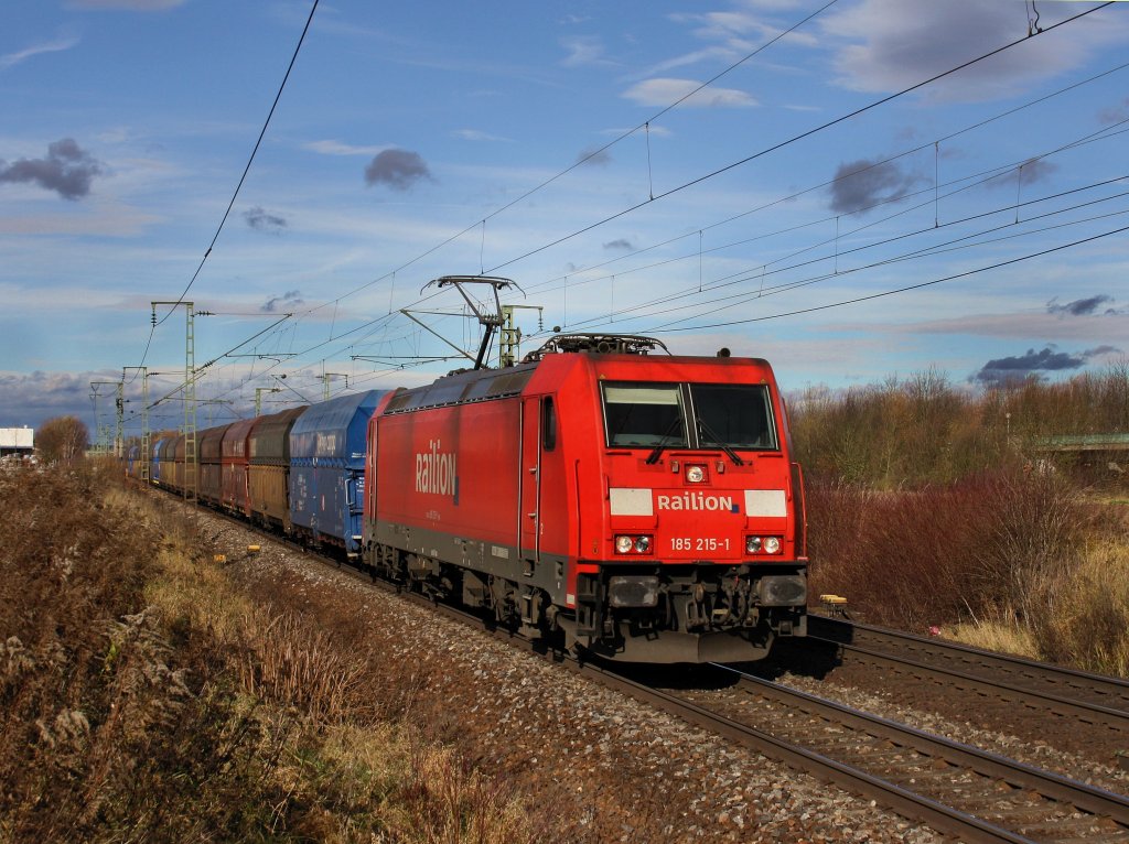 Die 185 215 am 13.11.2010 mit einem Kohlezug bei der Durchfahrt in Obertraubling. 