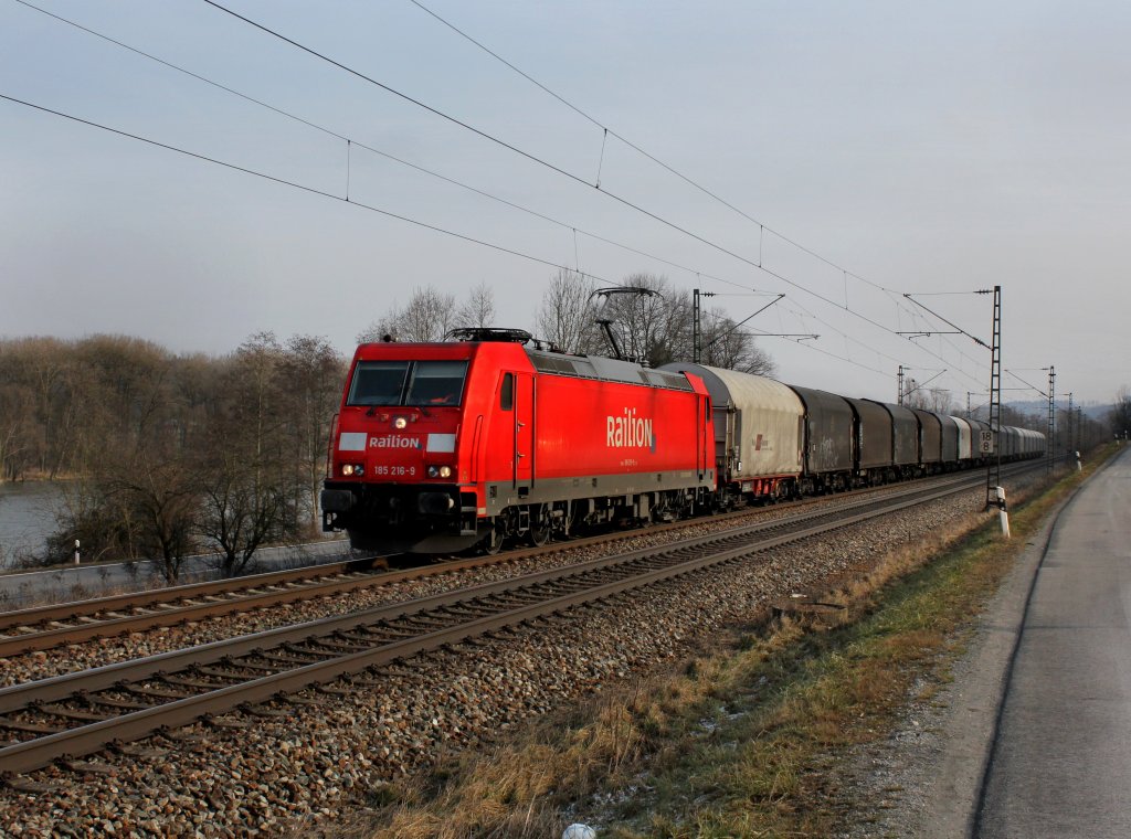Die 185 216 am 29.01.2012 mit einem Stahlzug unterwegs bei Vilshofen.