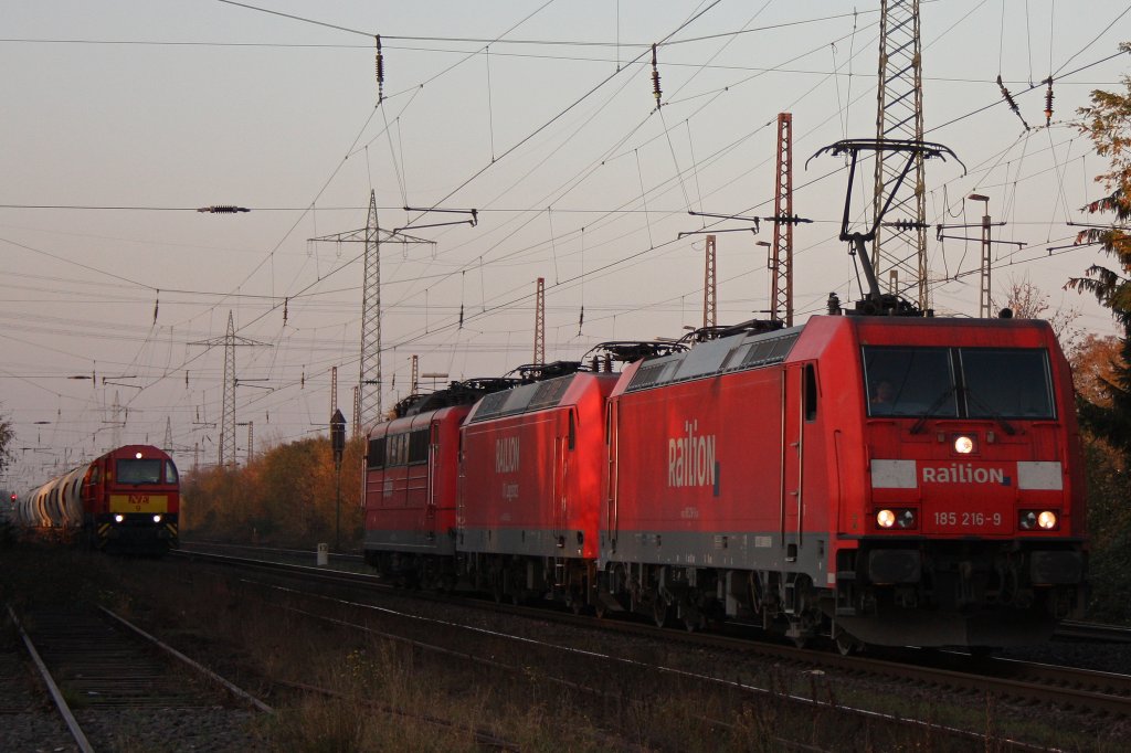 Die 185 216 zog am 11.11.11 einen Lokzug bestehend aus der 145 003 und der 151 065 durch Ratingen-Lintorf.
Links wartet die NE9 mit einem leeren Kalkstaubzug auf Weiterfahrt in Richtung Kalkwerk.Insgesamt musste die NE 9 90 Minuten auf Weiterfahrt warten.