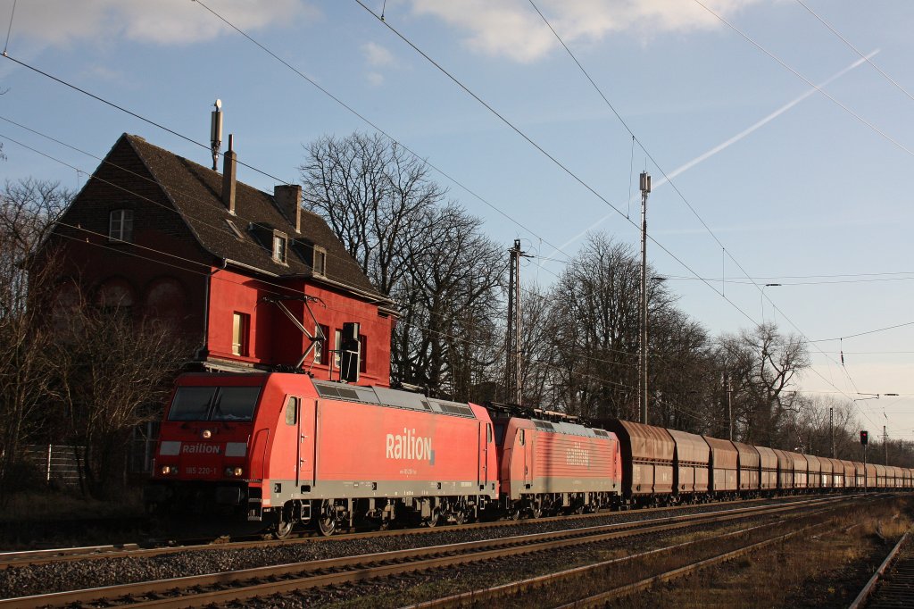 Die 185 220 zieht am 10.12.11 die 189 086 und einen Kohlezug durch Ratingen-Lintorf.