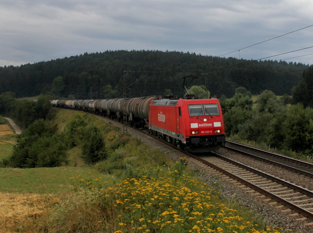 Die 185 223 mit einem Kesselwagenzug am 04.08.2012 unterwegs bei Dettenhofen.