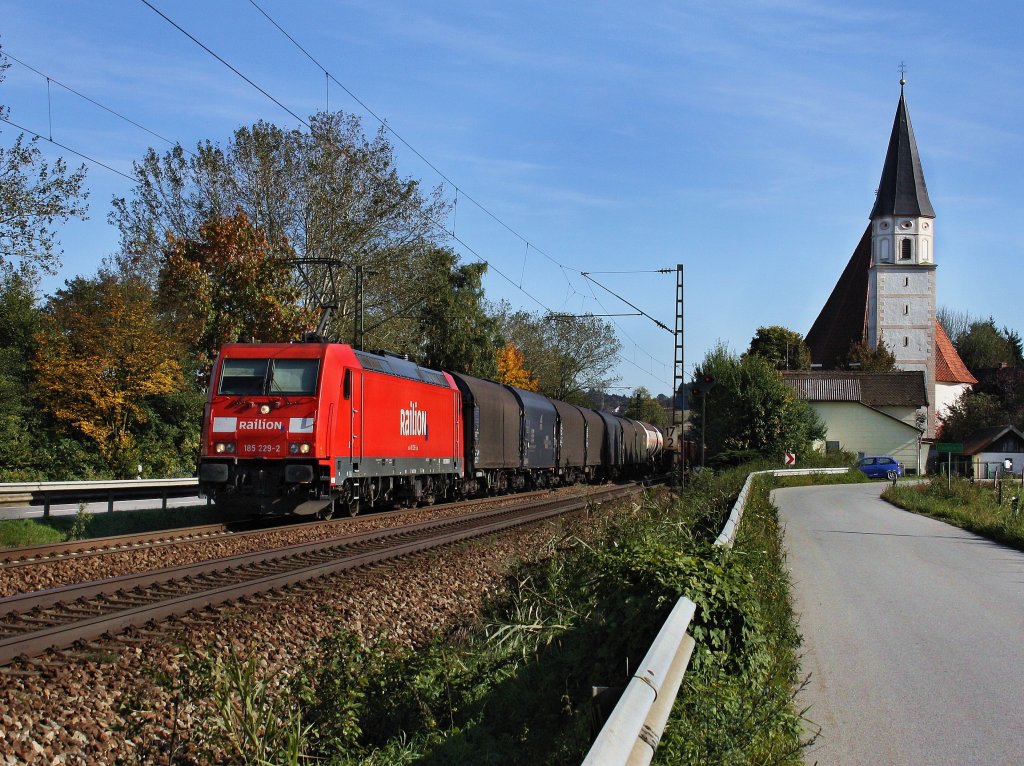 Die 185 229 am 08.10.2010 mit einem G�terzug unterwegs bei Hausbach. 