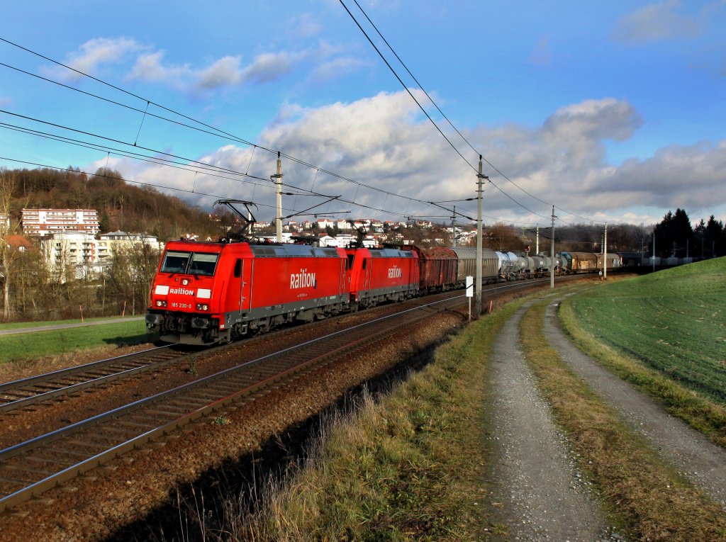 Die 185 230 und die 185 239 am 03.01.2012 mit einem G�terzug unterwegs bei Ingling.