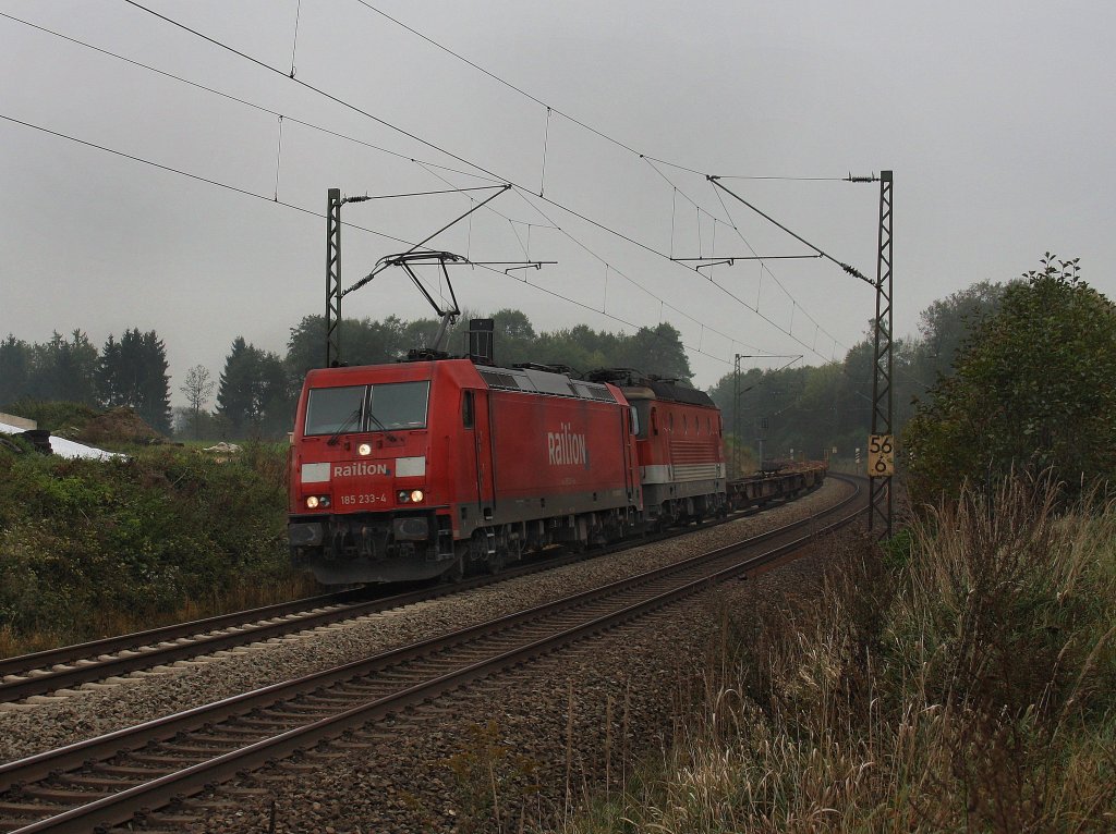 Die 185 233 mit einer 1144 im Schlepp und Leeren Containertragwagen am 14.10.2010 unterwegs bei Grokarolinenfeld. (B Vogl) 