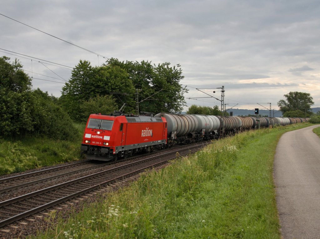 Die 185 235 am 21.06.2011 mit einem Kesselwagenzug unterwegs bei Plling. 