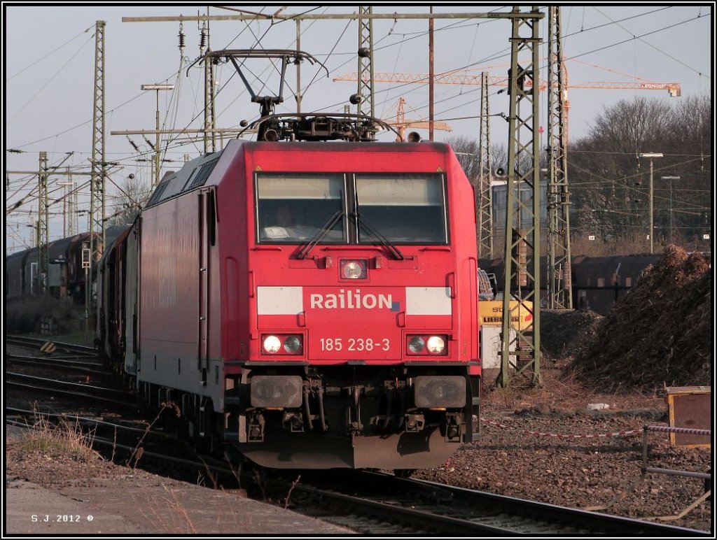 Die 185 238-3 bei der Ausfahrt aus Aachen West im M�rz 2012.  
Am Haken ein gemischter G�terzug.