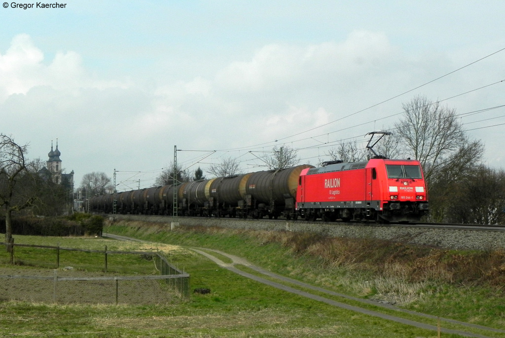Die 185 244-1 mit einem Kesselwagenzug bei Bruchsal-Schlachthof Richtung Sden. Aufgenommen am 14.03.2011.